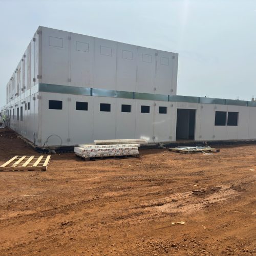 Pramo Prefabrik tarafından Gine Havalimanı projesi için kurulan iki katlı prefabrik şantiye binası sahada montajı tamamlanmış halde görülüyor.